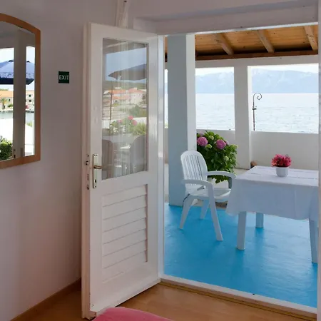 Beachfront Whispering Waves 아파트 Sućuraj
